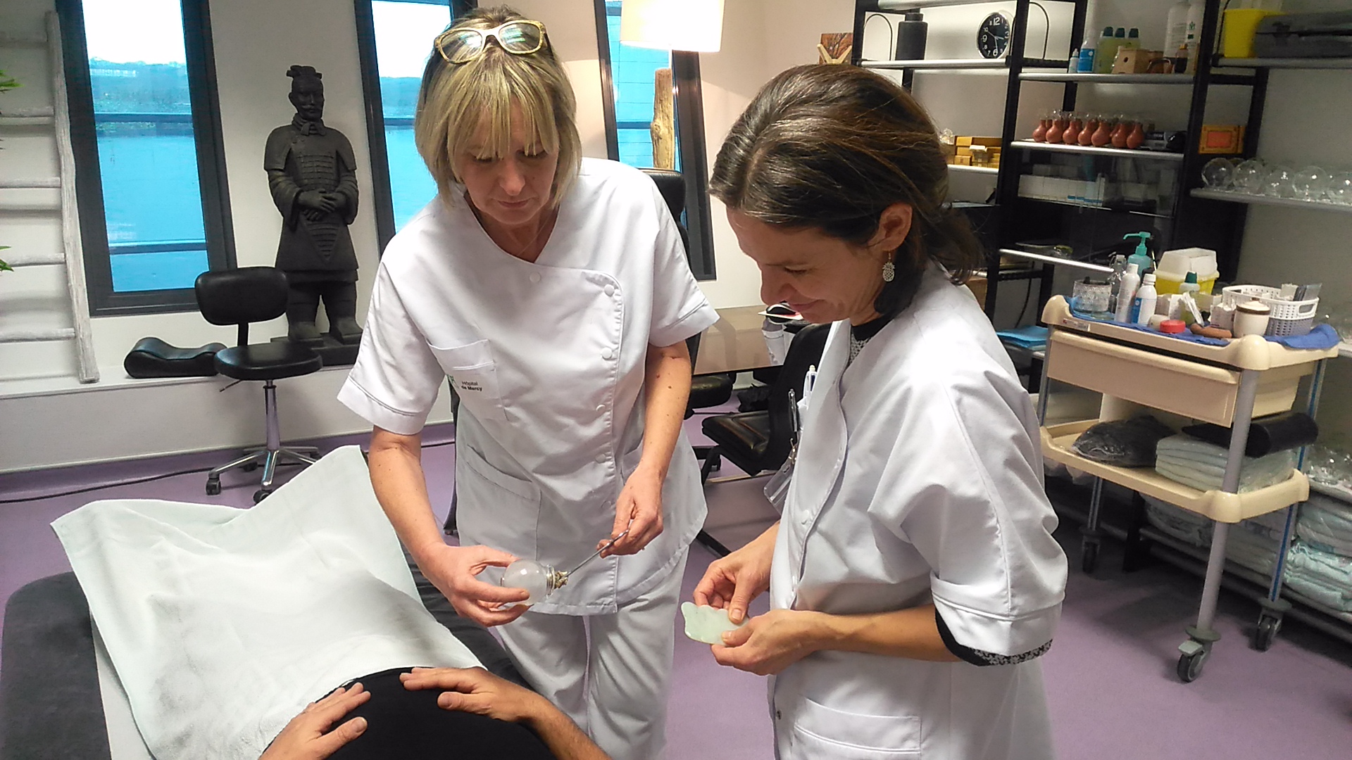 stage en milieu hospitaliers, 2 praticiennes sur la photos